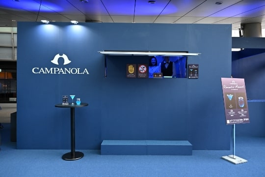 「宇鏡」をイメージしたカクテルを提供するブースの写真