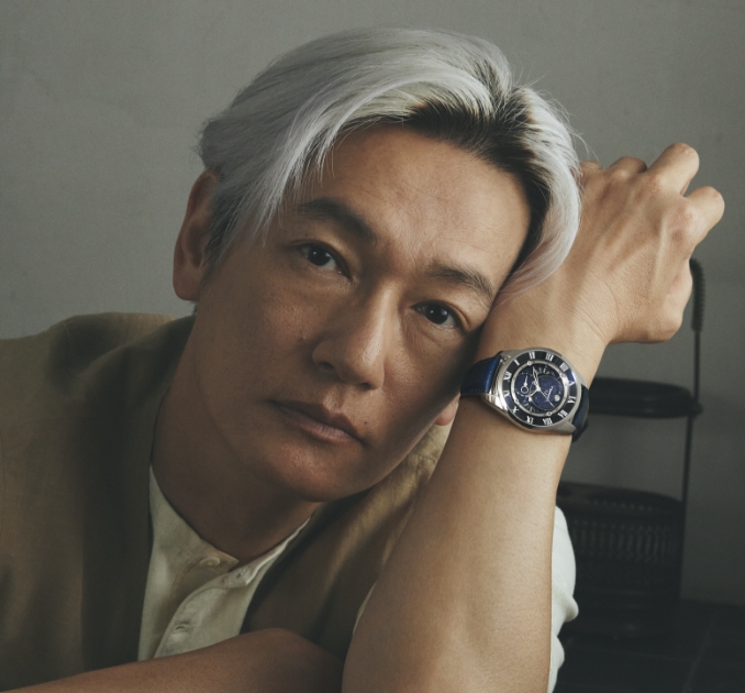 井浦新と腕時計の正面写真